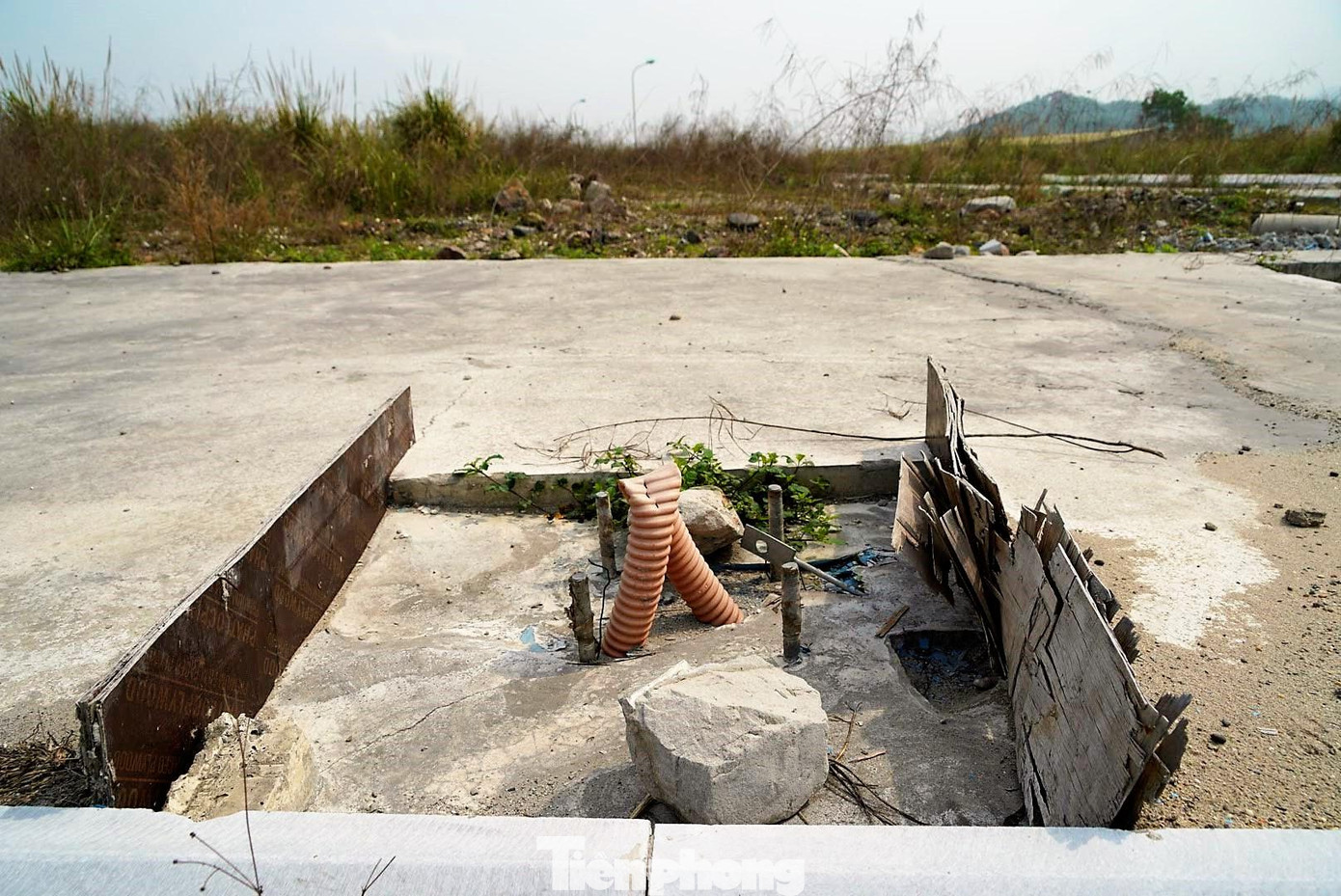 Hệ thống điện được lắp đặt sơ sài tại khu đô thị.