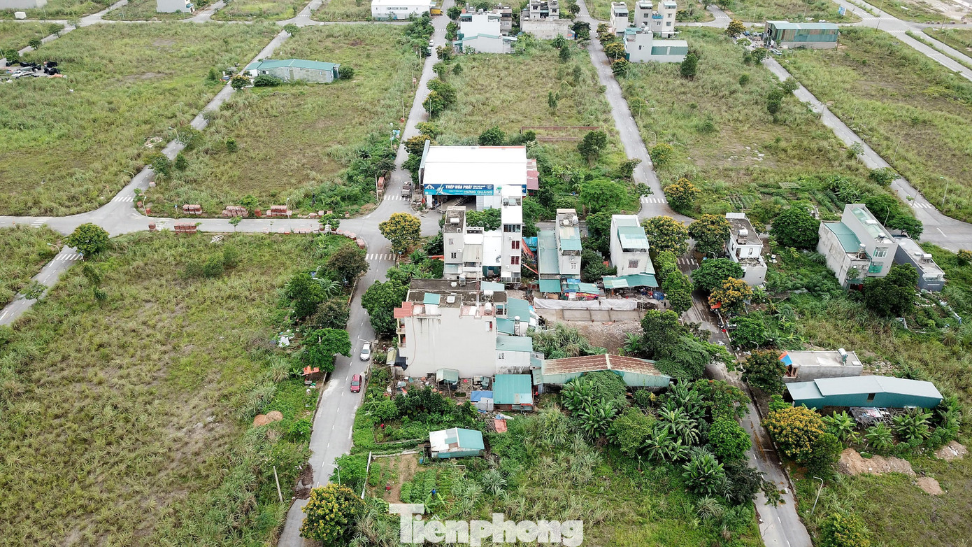 Nhiều hộ dân tiên phong xây dựng nhà cửa trên ô đất mua được từ dự án nhưng nhiều năm nay vẫn khổ sở phải đi mua nước để dùng vì khu đô thị chưa đấu nối đường nước đến các khu dân cư.