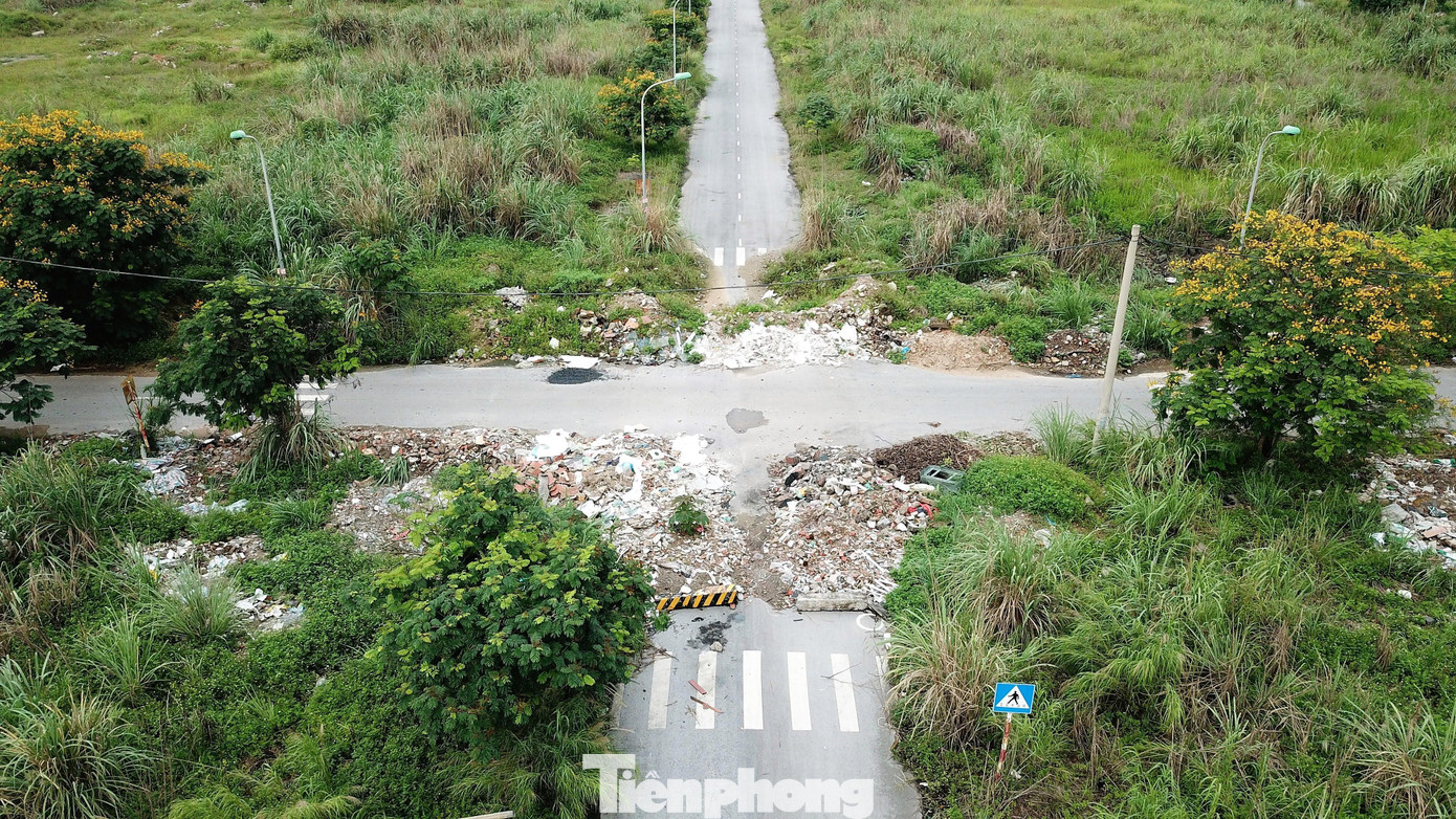 Nhiều tuyến đường trong khu đô thị trở thành nơi đổ thải vật liệu xây dựng.