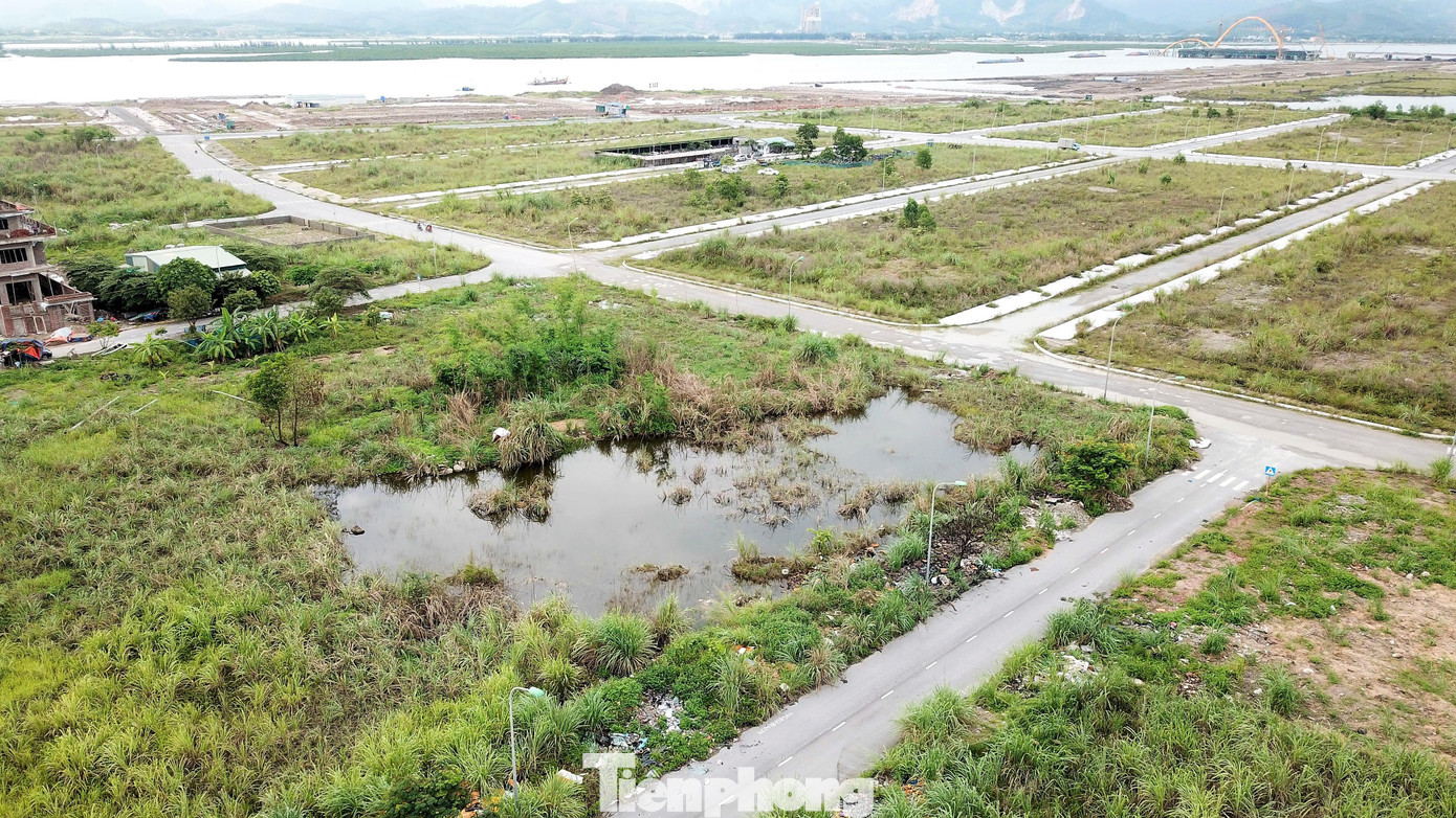 Nhiều khu vực bị sụt lún tạo nên những ao, hồ ngay chính những lô đất được rao bán.