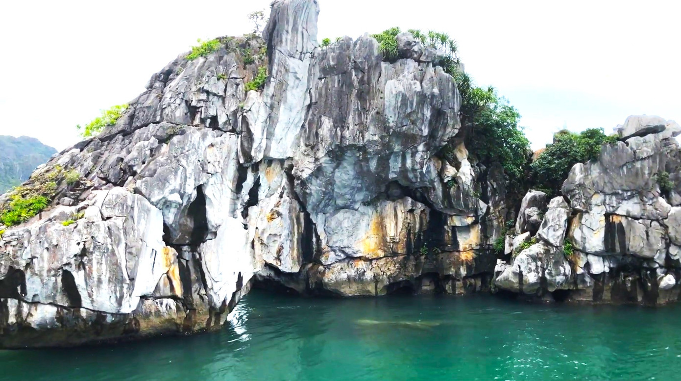 Nếu không kịp thời có phương án bảo vệ, hòn Trống Mái biểu tượng của vịnh Hạ Long sẽ bị đổ sập.