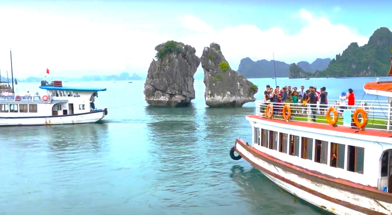 Hòn Trống Mái sẽ được quây phao để giảm thiểu tác động của tàu thuyền qua lại.