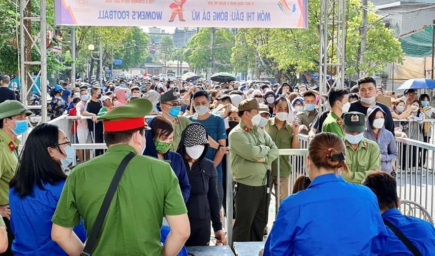 Sáng 18/5, thời tiết thay đổi, nắng gắt từ sáng sớm nhưng hàng nghìn người hâm mộ vẫn xếp hàng để được nhận vé. Sáng 18/5, thời tiết thay đổi, nắng gắt từ sáng sớm nhưng hàng nghìn người hâm mộ vẫn xếp hàng để được nhận vé.