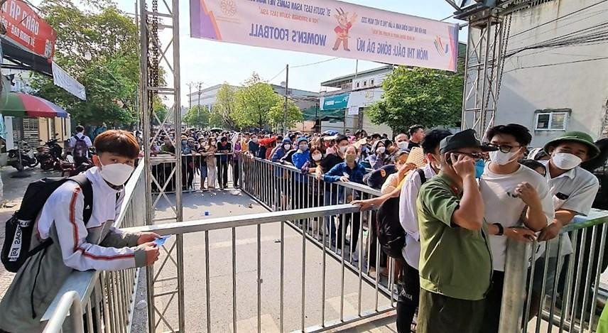 Với sức chứa 16.000 chỗ ngồi, Ban tổ chức chỉ phát 14.500 vé để đảm bảo an toàn, trật tự. Với sức chứa 16.000 chỗ ngồi, Ban tổ chức chỉ phát 14.500 vé để đảm bảo an toàn, trật tự.