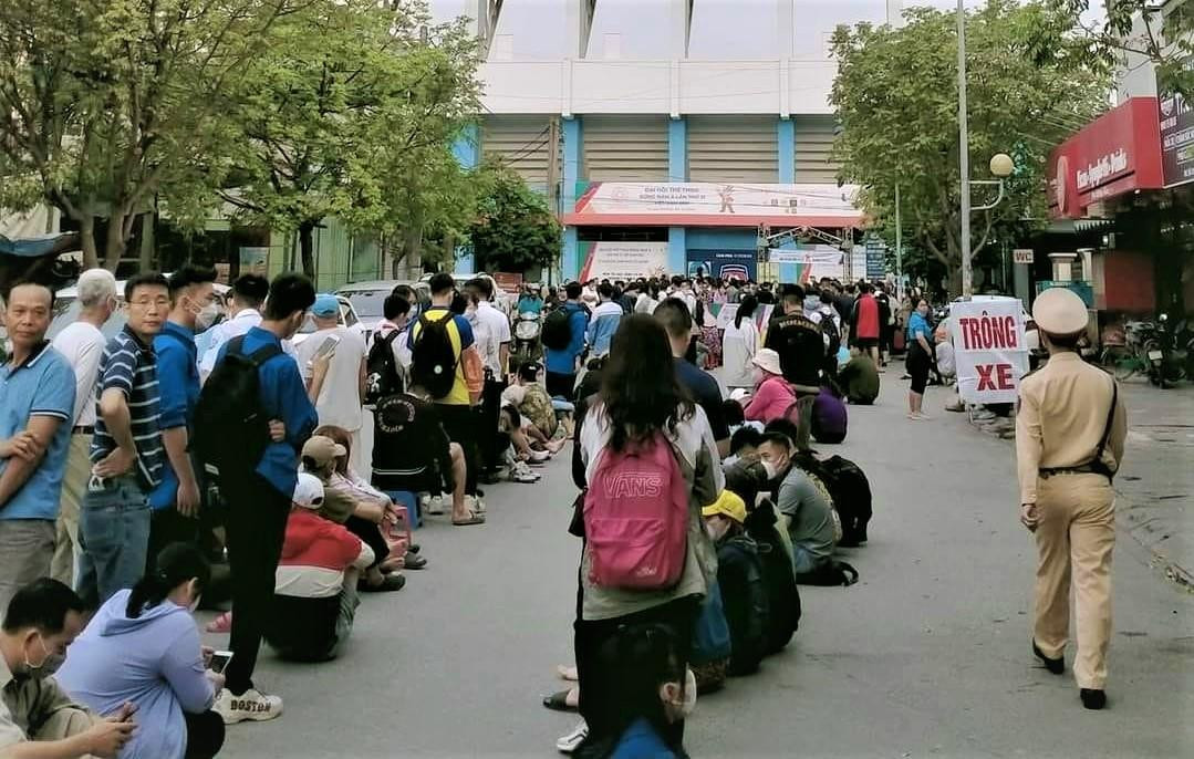 Đến 8h sáng cùng ngày, lượng người tại sân vận động Cẩm Phả vẫn còn rất đông. Đến 8h sáng cùng ngày, lượng người tại sân vận động Cẩm Phả vẫn còn rất đông.