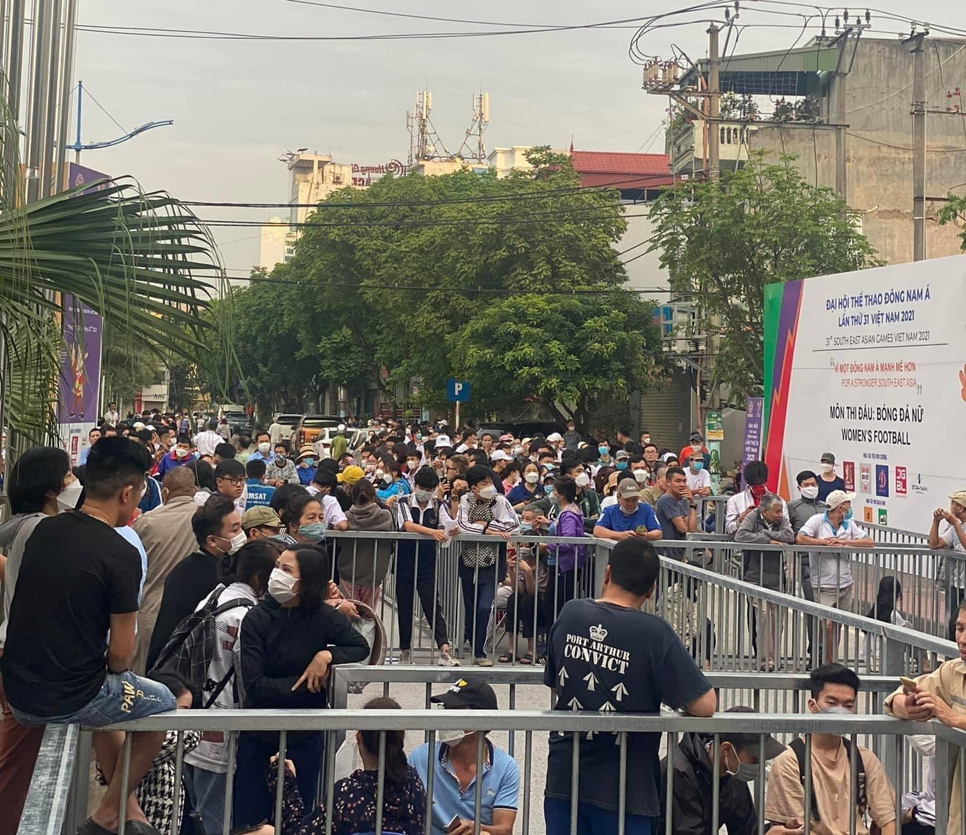 Để tránh tình trạng ồ ạt vào sân, Ban tổ chức đã dùng biện pháp phát vé mời để khống chế lượng người tham dự trực tiếp. Để tránh tình trạng ồ ạt vào sân, Ban tổ chức đã dùng biện pháp phát vé mời để khống chế lượng người tham dự trực tiếp.