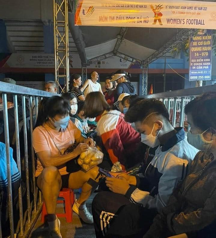 Nhiều người còn mang theo bánh mì, nước uống để thức xuyên đêm. Nhiều người còn mang theo bánh mì, nước uống để thức xuyên đêm.