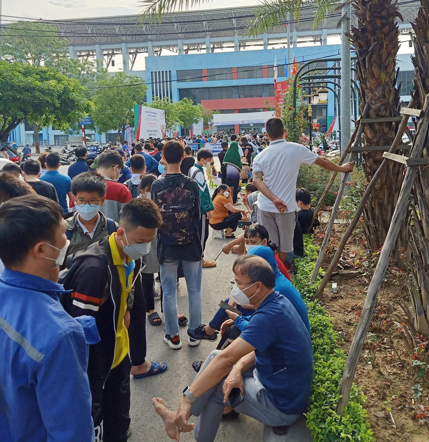 Có nhiều nhóm xếp hàng từ 5h sáng nhưng đến 8h vẫn chưa nhận được vé. Có nhiều nhóm xếp hàng từ 5h sáng nhưng đến 8h vẫn chưa nhận được vé.