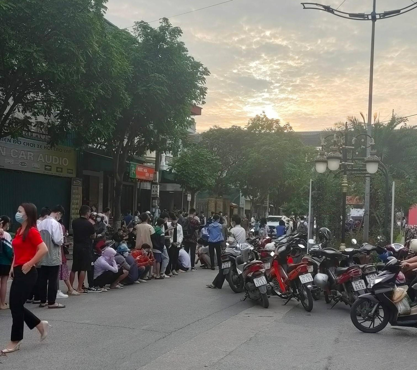 Càng về sáng, lượng người đến xếp hàng càng đông. Đoàn người kéo dài ra đến đường chính. Càng về sáng, lượng người đến xếp hàng càng đông. Đoàn người kéo dài ra đến đường chính.