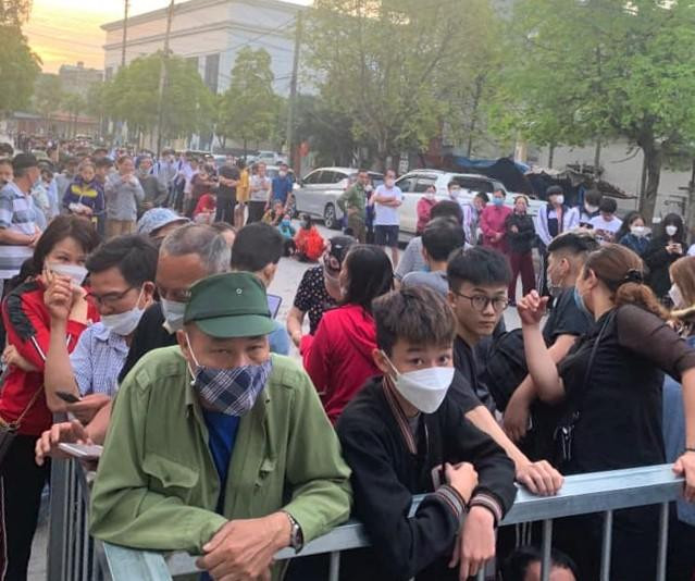 Rất nhiều người thất vọng quay về vì không nhận được vé mời. Rất nhiều người thất vọng quay về vì không nhận được vé mời.