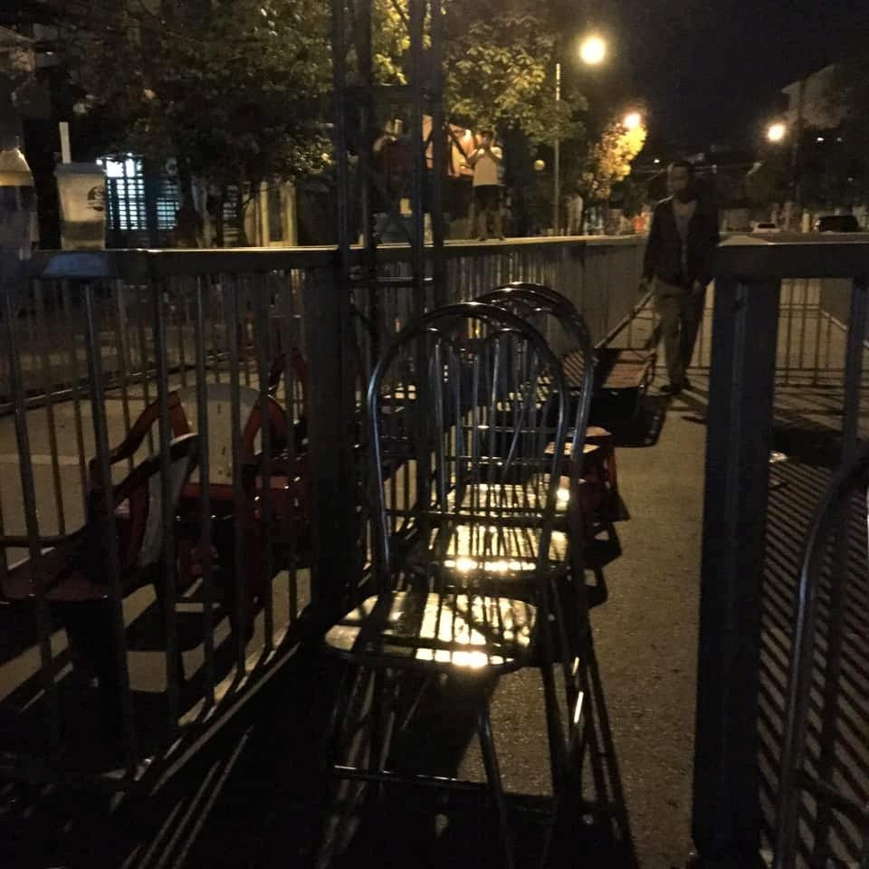 Từ khoảng 20h đêm 17/5, người hâm mộ Quảng Ninh đã rục rịch xếp lốt trước cửa sân vận động Cẩm Phả để nhận vé mời. Từ khoảng 20h đêm 17/5, người hâm mộ Quảng Ninh đã rục rịch xếp lốt trước cửa sân vận động Cẩm Phả để nhận vé mời.