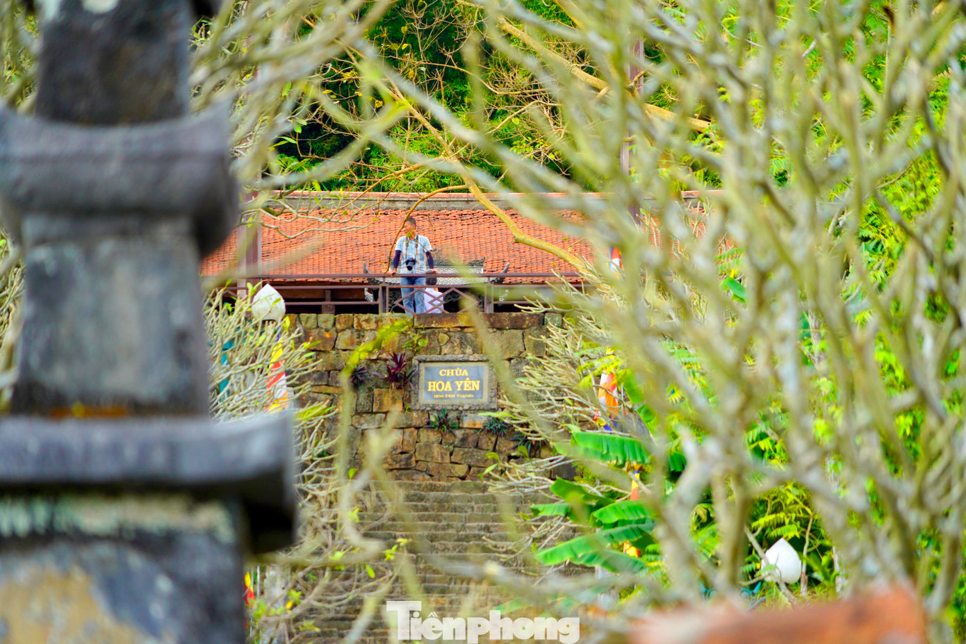 Lên cao hơn là chùa Hoa Yên, ngôi chùa nằm giữa lưng chừng núi có tầm nhìn bao quát cả một vùng rộng lớn.