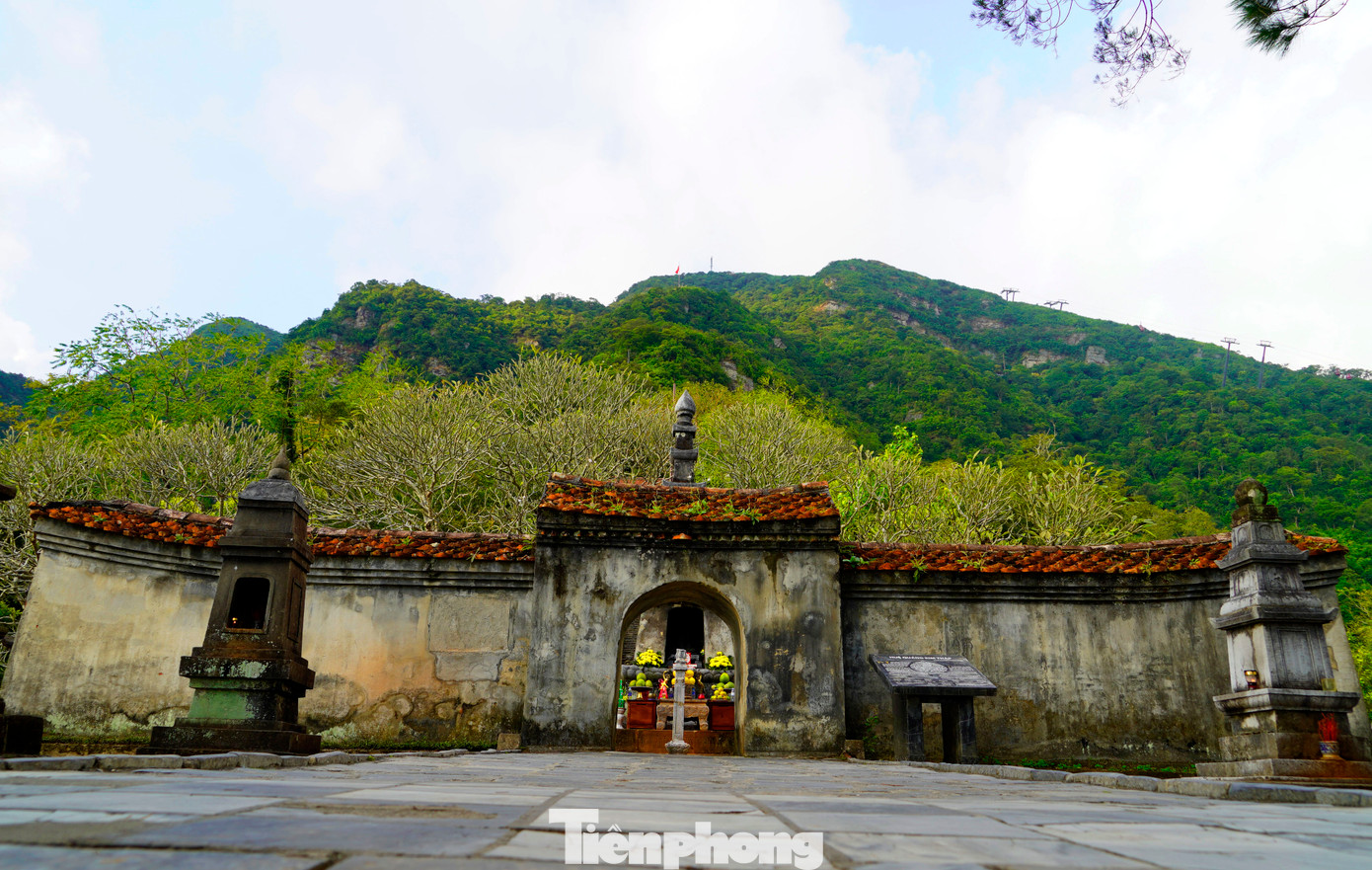 Nét cổ kính, trầm mặc của những am tháp và những ngôi chùa suốt dọc đường đi khiến tâm bạn như được lắng đọng theo tiếng chuông ngân vang trong gió mùa thu.