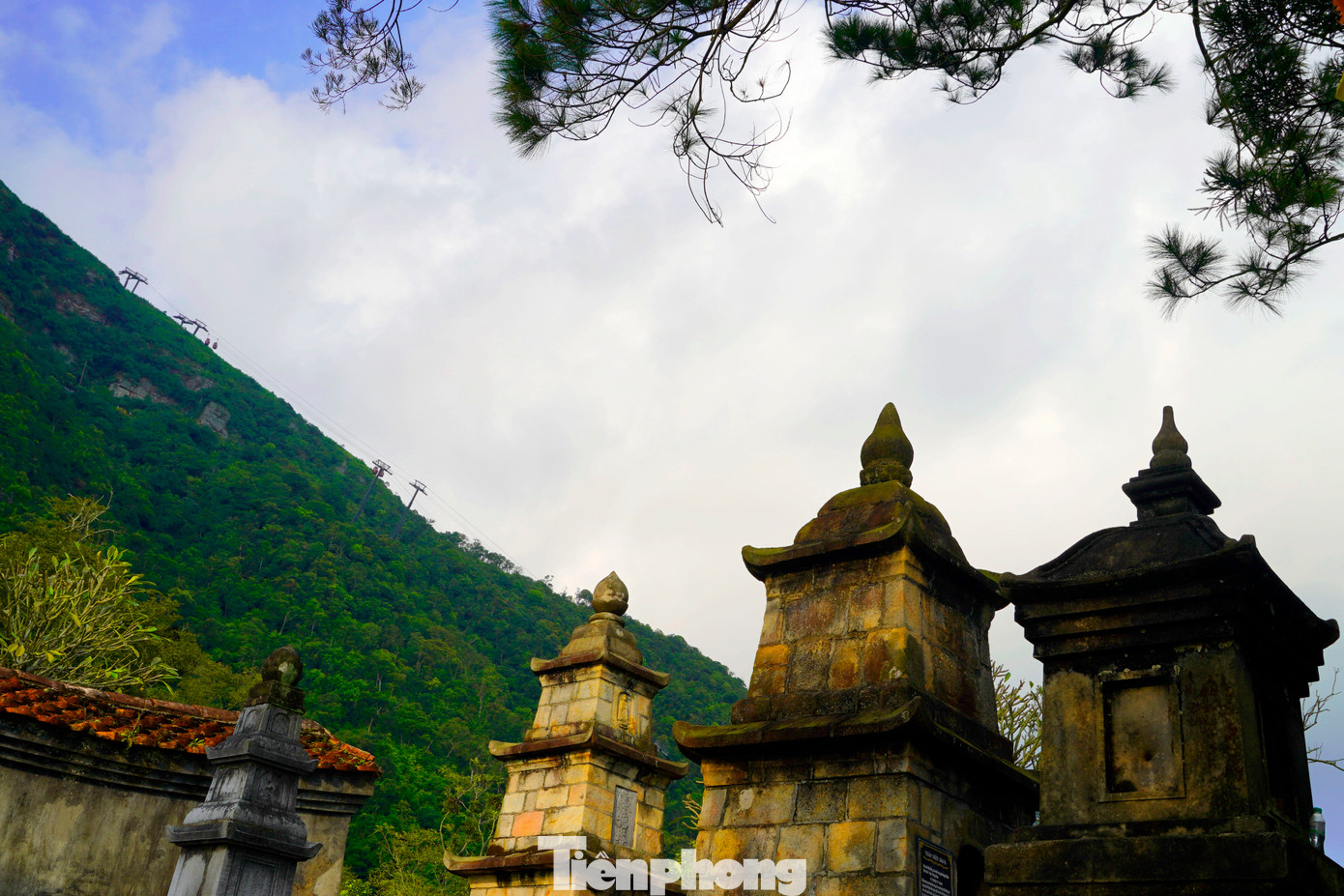 Vượt qua những bậc đá khúc khuỷu từ chân núi lên độ cao chừng 500 m so với mực nước biển là Vườn tháp Huệ Quang. Toàn bộ Vườn tháp hiện nay còn lưu giữ 97 ngôi tháp mộ. Mỗi tháp mộ đều có kích thước và độ cao thấp khác nhau, điều đó thể hiện vị trí, chức sắc của các nhà sư tu hành tại nơi đây.