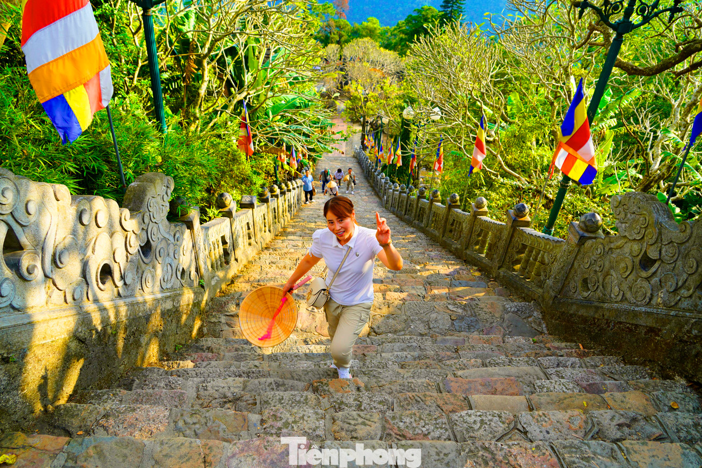 Đường lên non thiêng được hình thành từ hàng nghìn bậc thang bằng đá, du khách sẽ được trải nghiệm những cung bậc cảm xúc khi đến với Yên Tử mùa thu.