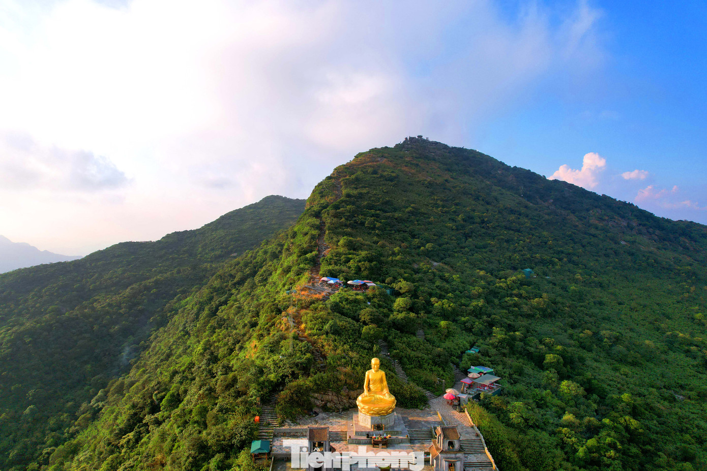 Cao nhất là chùa Đồng (1068 m). Nơi đây có không gian thiên nhiên bao la hùng vĩ, quanh năm mây trắng, sương mù che phủ đan xen lúc nắng, lúc mưa, khí hậu ẩm ướt. Chùa như một đài sen, trong chùa thờ tượng Đức Phật Thích Ca Mâu Ni và Tam Tổ Trúc Lâm.