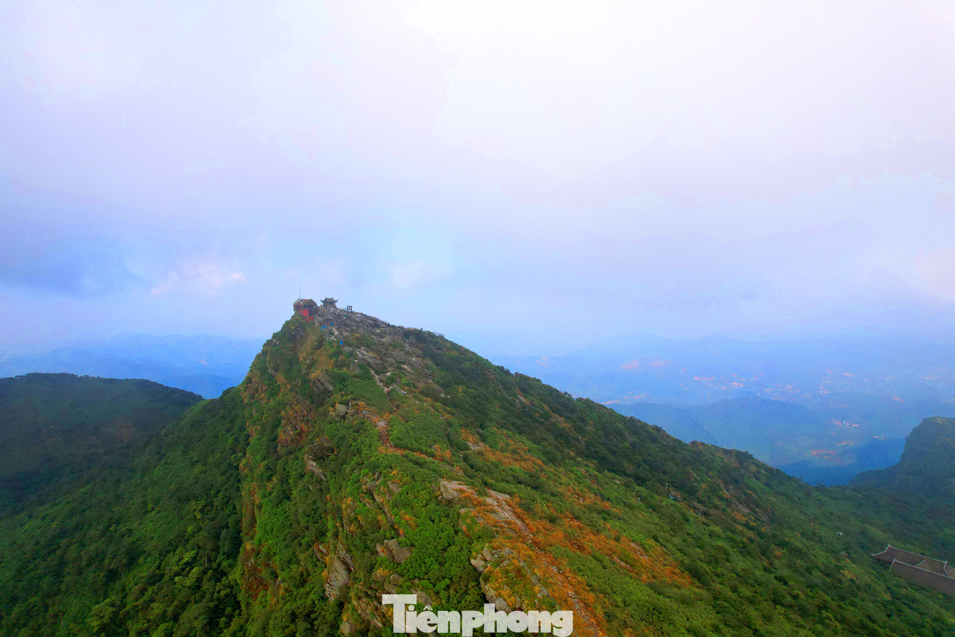 Với những cung bậc cảm xúc ấy, du khách thập phương tìm về Yên Tử như muốn tìm lại chính mình. Mỗi bước chân là một hành trình hạnh phúc. Khi tâm an yên, cuộc đời sẽ thiện lành, cuộc sống vui tươi và tràn đầy năng lượng tốt.