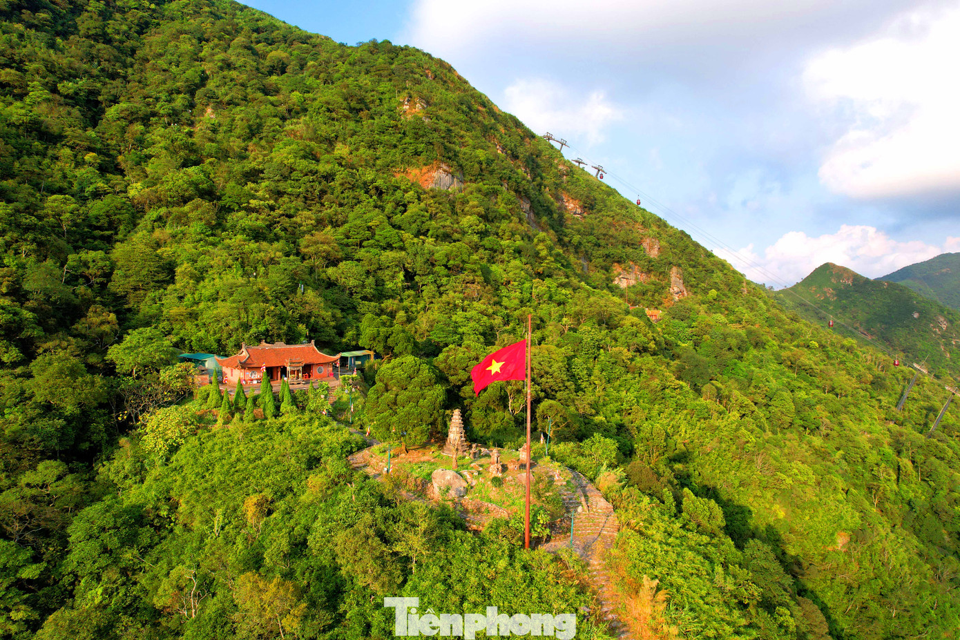 Lên cao hơn ở độ cao gần 700 m là chùa Vân Tiêu, tên gọi này có ý nghĩa là chùa trong tầng mây vì dãy núi Yên Tử như tường thành chắn ngang luồng gió biển thổi vào, hơi nước ngưng đọng lại thành tầng tầng, lớp lớp mây bao phủ, nhè nhẹ trôi. Ngôi chùa lúc ẩn, lúc hiện trong những tầng mây ấy.