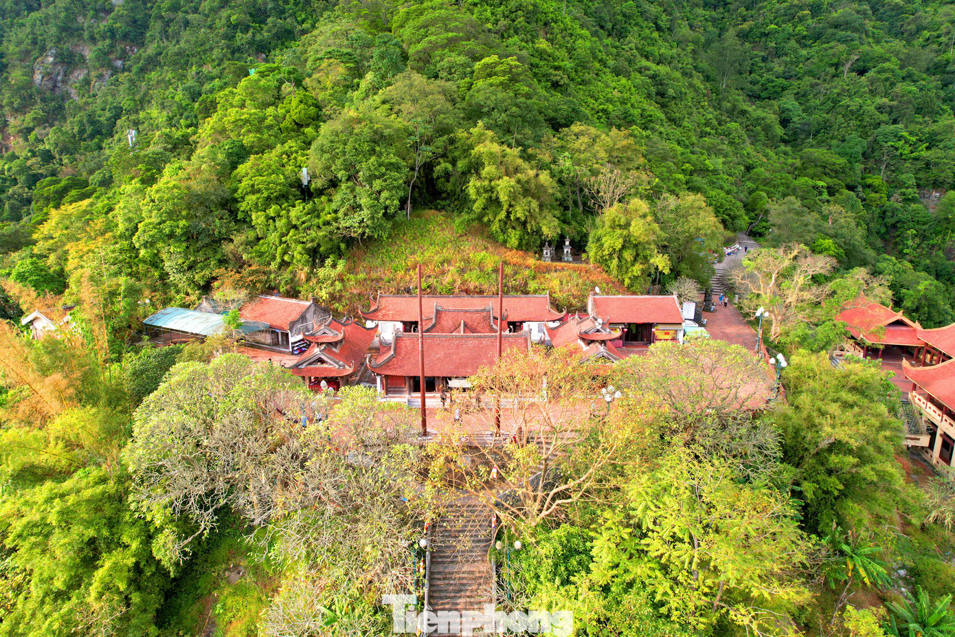 Dưới cánh rừng nguyên sinh, thấp thoáng những mái chùa hàng trăm năm tuổi được phân bổ từ dưới chân núi lên tận đỉnh.