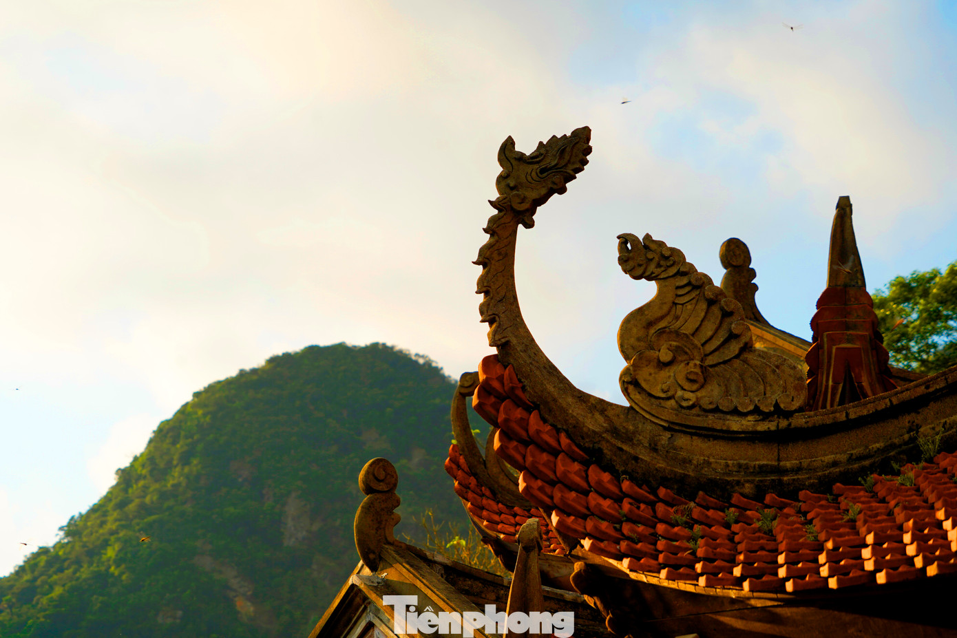 Cả ba vị sư tổ của thiền phái Trúc Lâm Yên Tử đều đã trụ trì tại chùa này. Đến đời nhà Lê, khi Lê Thánh Tông đi qua chùa thấy hoa lá xanh tươi, sương khói la đà mới đổi thành Hoa Yên.