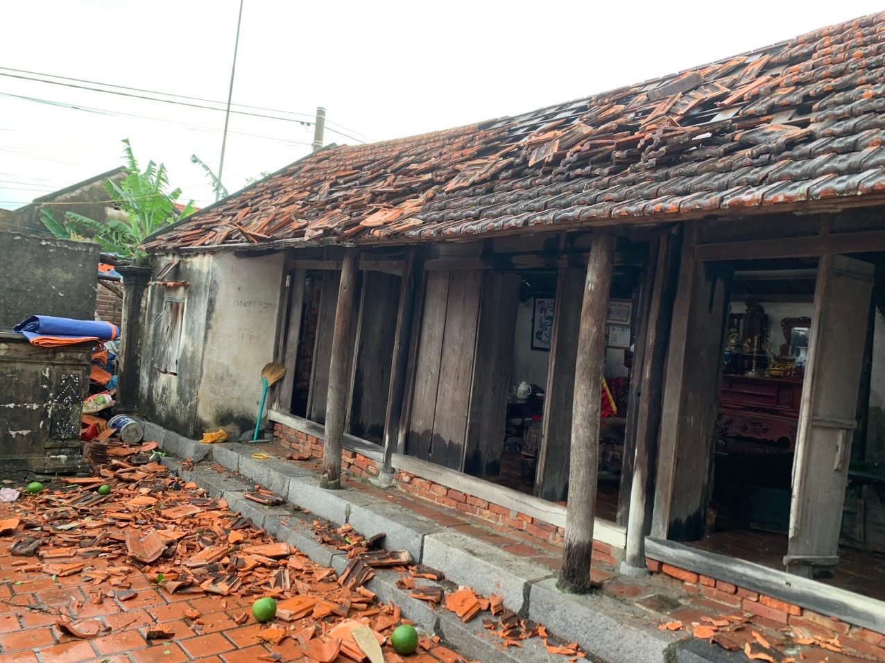 Ngổn ngang gạch ngói sau khi lốc xoáy quét qua. Ngổn ngang gạch ngói sau khi lốc xoáy quét qua.