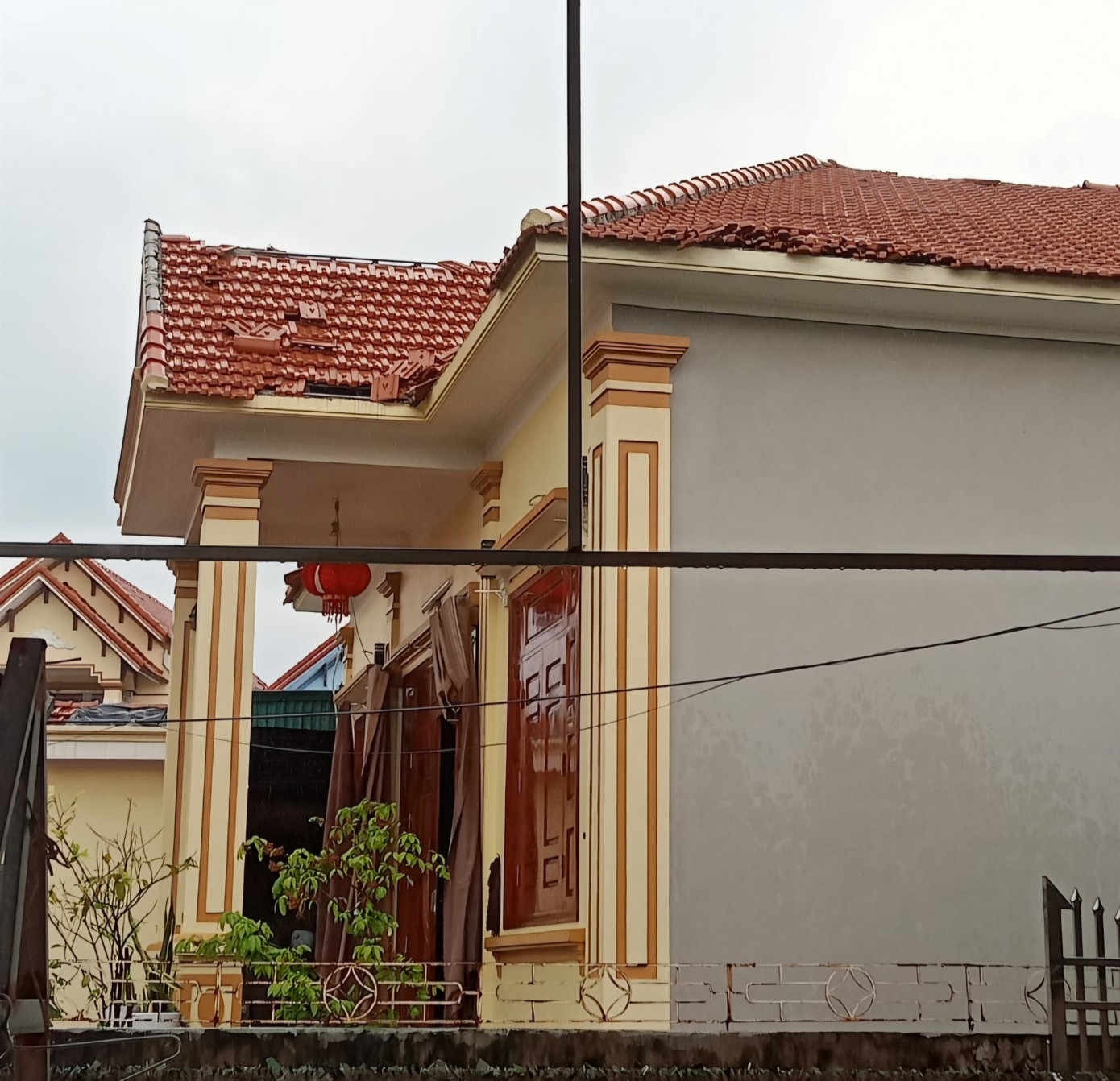 Những ngôi nhà kiên cố cũng bị ảnh hưởng bởi lốc xoáy. Những ngôi nhà kiên cố cũng bị ảnh hưởng bởi lốc xoáy.