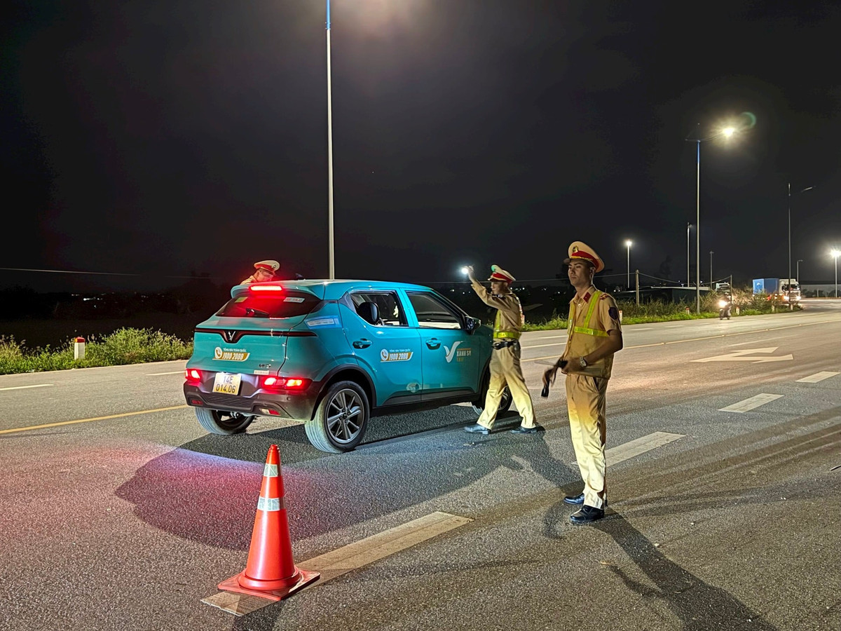 Lực lượng chức năng lập chốt chặn truy bắt nghi phạm cướp ngân hàng.