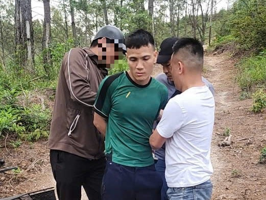 Đối tượng Nguyễn Văn Báo (mặc áo xanh) thời điểm bị bắt giữ.