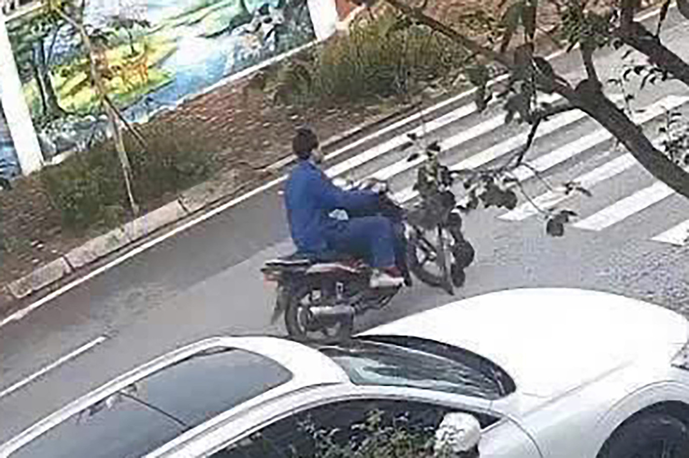 Đối tượng tẩu thoát sau khi gây án.