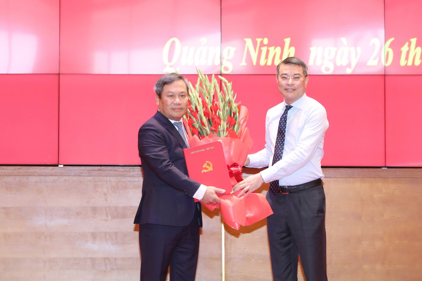 Trưởng ban Tổ chức Trung ương Lê Minh Hưng trao quyết định cho ông Vũ Đại Thắng. Trưởng ban Tổ chức Trung ương Lê Minh Hưng trao quyết định cho ông Vũ Đại Thắng.