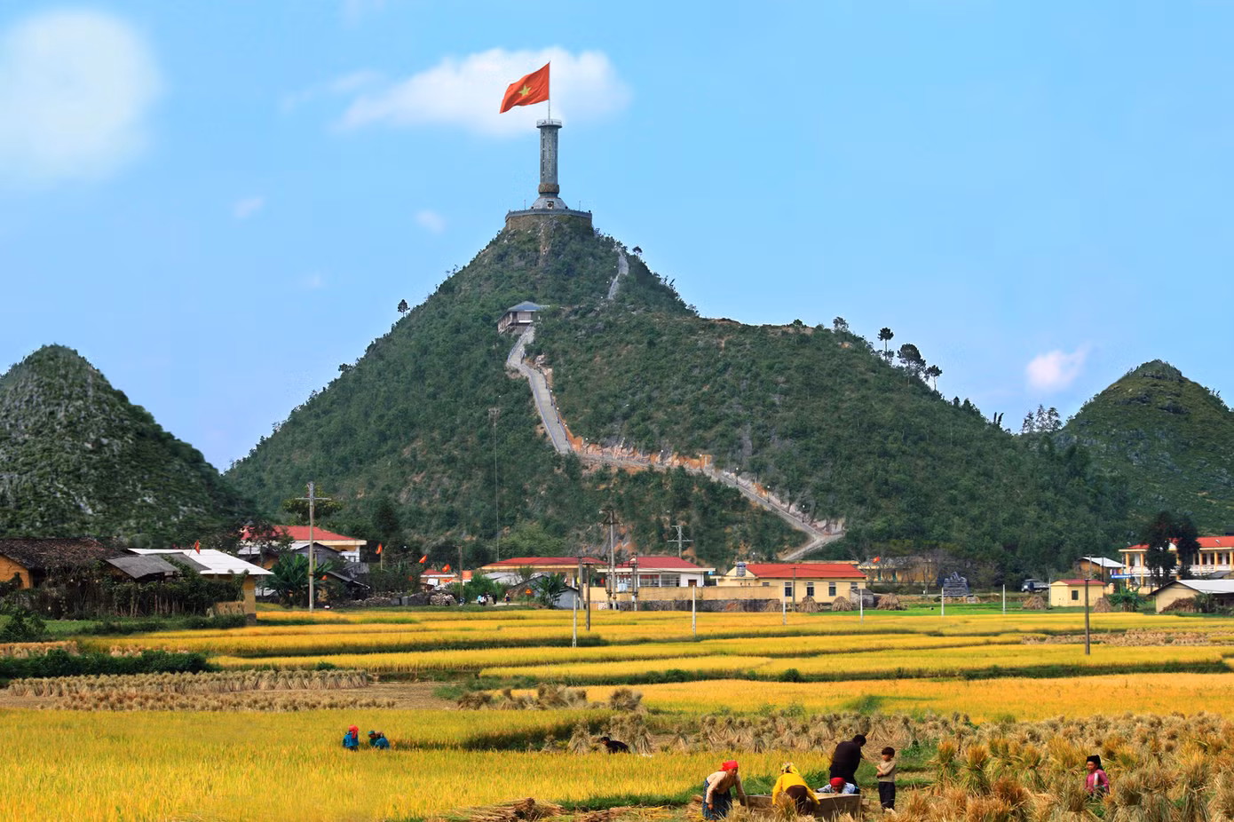 Cột cờ Lũng Cú trên Cao nguyên đá Đồng Văn - Hà Giang.