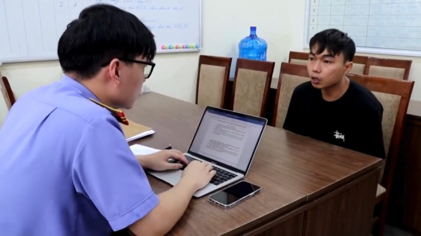 Lực lượng chức năng làm việc với đối tượng trong vụ án. Lực lượng chức năng làm việc với đối tượng trong vụ án.