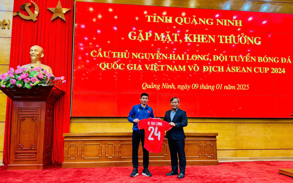 Tiền vệ Nguyễn Hai Long tặng chiếc áo đấu cho Bí thư Tỉnh uỷ Quảng Ninh Vũ Đại Thắng. Tiền vệ Nguyễn Hai Long tặng chiếc áo đấu cho Bí thư Tỉnh uỷ Quảng Ninh Vũ Đại Thắng.