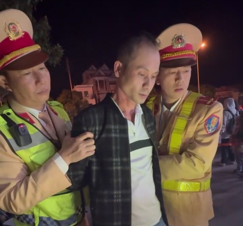 Đối tượng Vũ Mạnh Dũng vừa vi phạm nồng độ cồn vừa dương tính với ma túy đá. Đối tượng Vũ Mạnh Dũng vừa vi phạm nồng độ cồn vừa dương tính với ma túy đá.