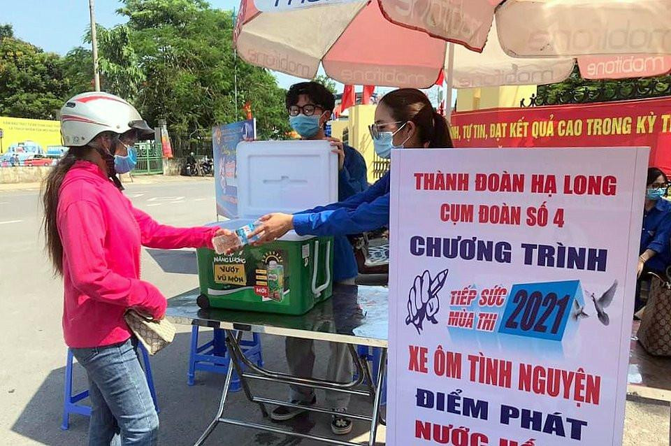 Lực lượng thanh niên tình nguyện tại các hội đồng thi hoạt động rất tích cực. Mặc dù thời tiết nắng nóng nhiều tình nguyện viên vẫn bám điểm để cung cấp nước miễn phí cho thí sinh và các phụ huynh