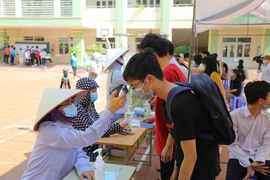 Từ sáng sớm, các thí sinh đã có mặt để làm các thủ tục vào phòng thi và thực hiện các biện pháp phòng dịch