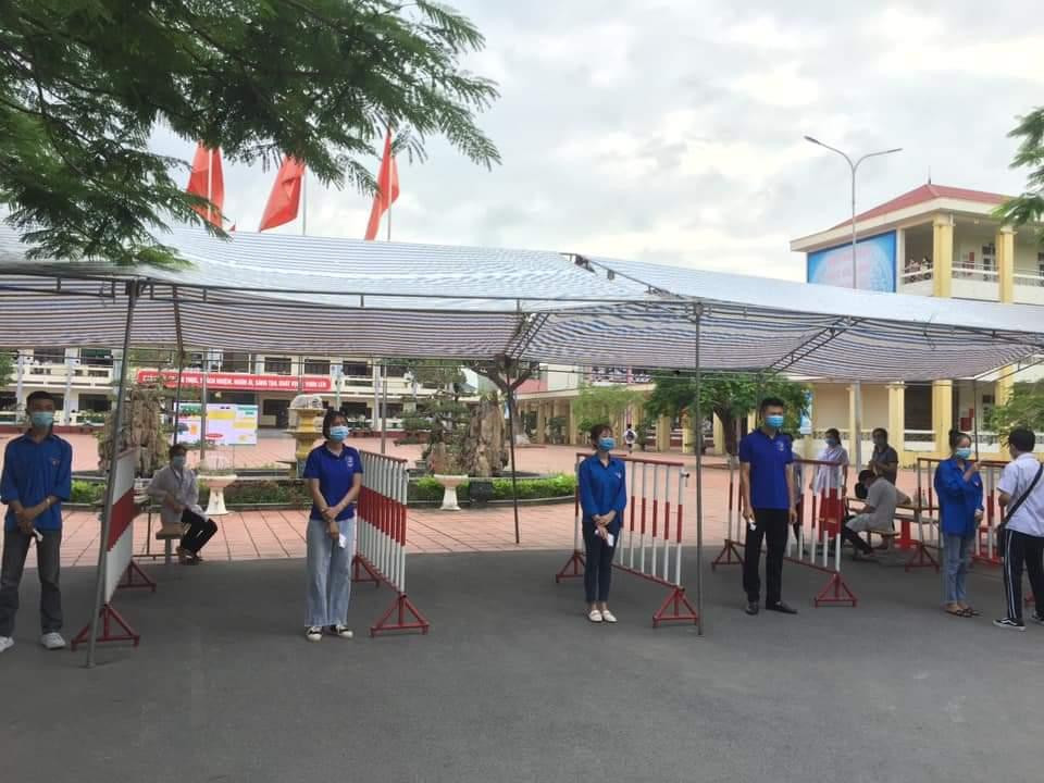 "Hàng rào" đo thân nhiệt do cấc bạn thanh niên lập ra tại các điểm thi. Giữ khoảng cách và tạo điều kiện tốt nhất cho các thí sinh làm bài thi thật tốt