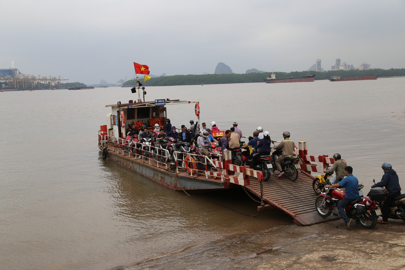 Các phương tiện ở đây gồm: 3 phà không tự hành, 2 đò khách và 3 tàu lai dắt. Các phương tiện ở đây gồm: 3 phà không tự hành, 2 đò khách và 3 tàu lai dắt.