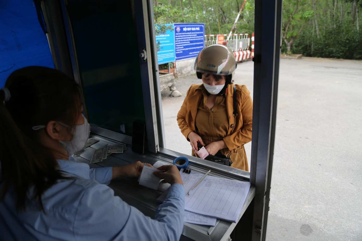 Nếu không có tuyến phà này, người dân ở 2 bên bờ sông phải đi mất hàng chục ki lô mét sang thành phố Uông Bí sau đó mới quay ngược về Quảng Yên hoặc ngược lại. Nếu không có tuyến phà này, người dân ở 2 bên bờ sông phải đi mất hàng chục ki lô mét sang thành phố Uông Bí sau đó mới quay ngược về Quảng Yên hoặc ngược lại.