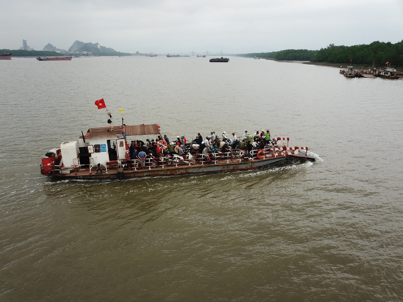 Phần lớn khách đi phà Rừng là công nhân hay tiểu thương có nhu cầu đi lại trong ngày từ Quảng Ninh sang Hải Phòng và ngược lại. Phần lớn khách đi phà Rừng là công nhân hay tiểu thương có nhu cầu đi lại trong ngày từ Quảng Ninh sang Hải Phòng và ngược lại.