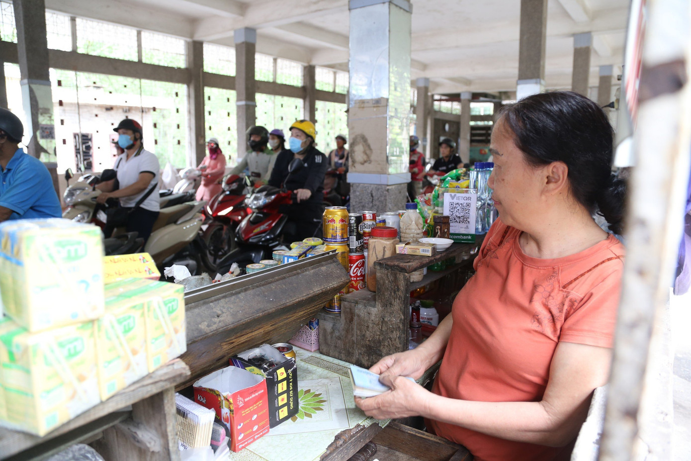 Bà Nguyễn Thị Thủy (62 tuổi, bán hàng mưu sinh ở bến phà Rừng) dự định sẽ nghỉ bán hàng sau khi bến phà dừng hoạt động. Bà Nguyễn Thị Thủy (62 tuổi, bán hàng mưu sinh ở bến phà Rừng) dự định sẽ nghỉ bán hàng sau khi bến phà dừng hoạt động.