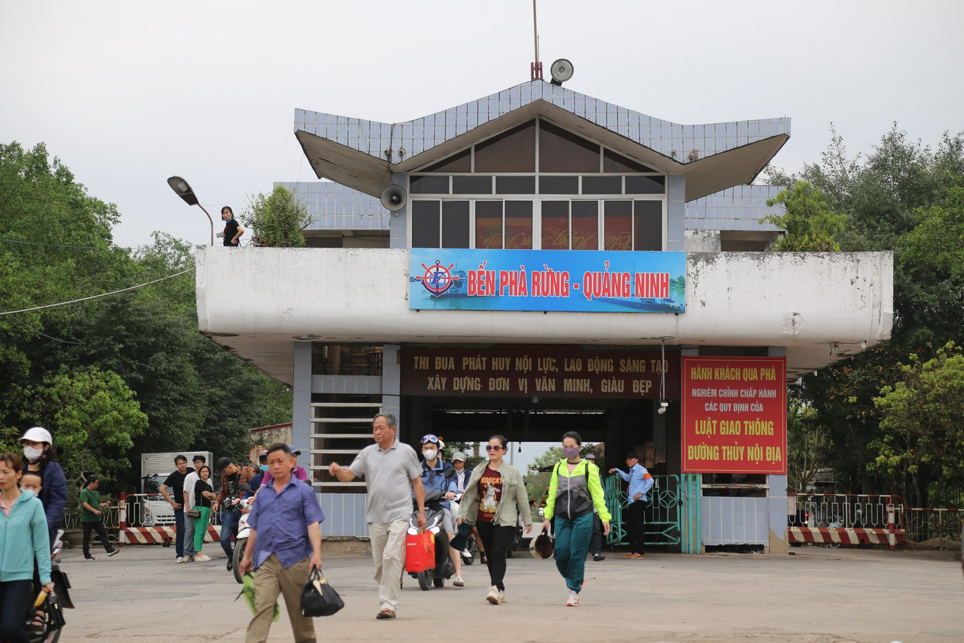 Tuyến phà không chỉ là phương tiện vận chuyển mà đã trở thành ký ức của nhiều thế hệ người dân nơi đây. Tuyến phà không chỉ là phương tiện vận chuyển mà đã trở thành ký ức của nhiều thế hệ người dân nơi đây.