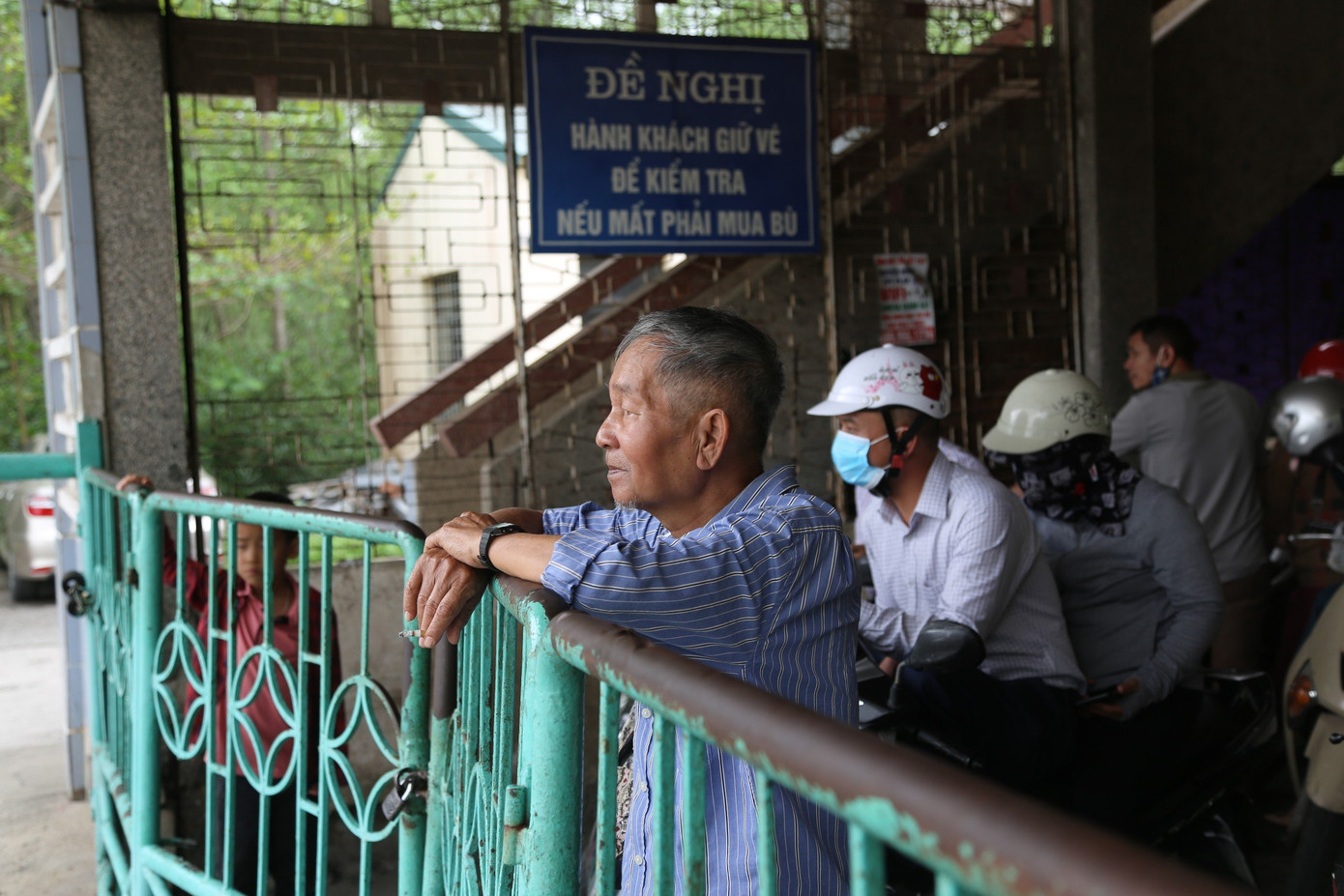 Có những người sống ở Quảng Yên nhưng làm việc tại Thủy Nguyên và cả cuộc đời gần như gắn bó với tuyến phà này. Có những người sống ở Quảng Yên nhưng làm việc tại Thủy Nguyên và cả cuộc đời gần như gắn bó với tuyến phà này.