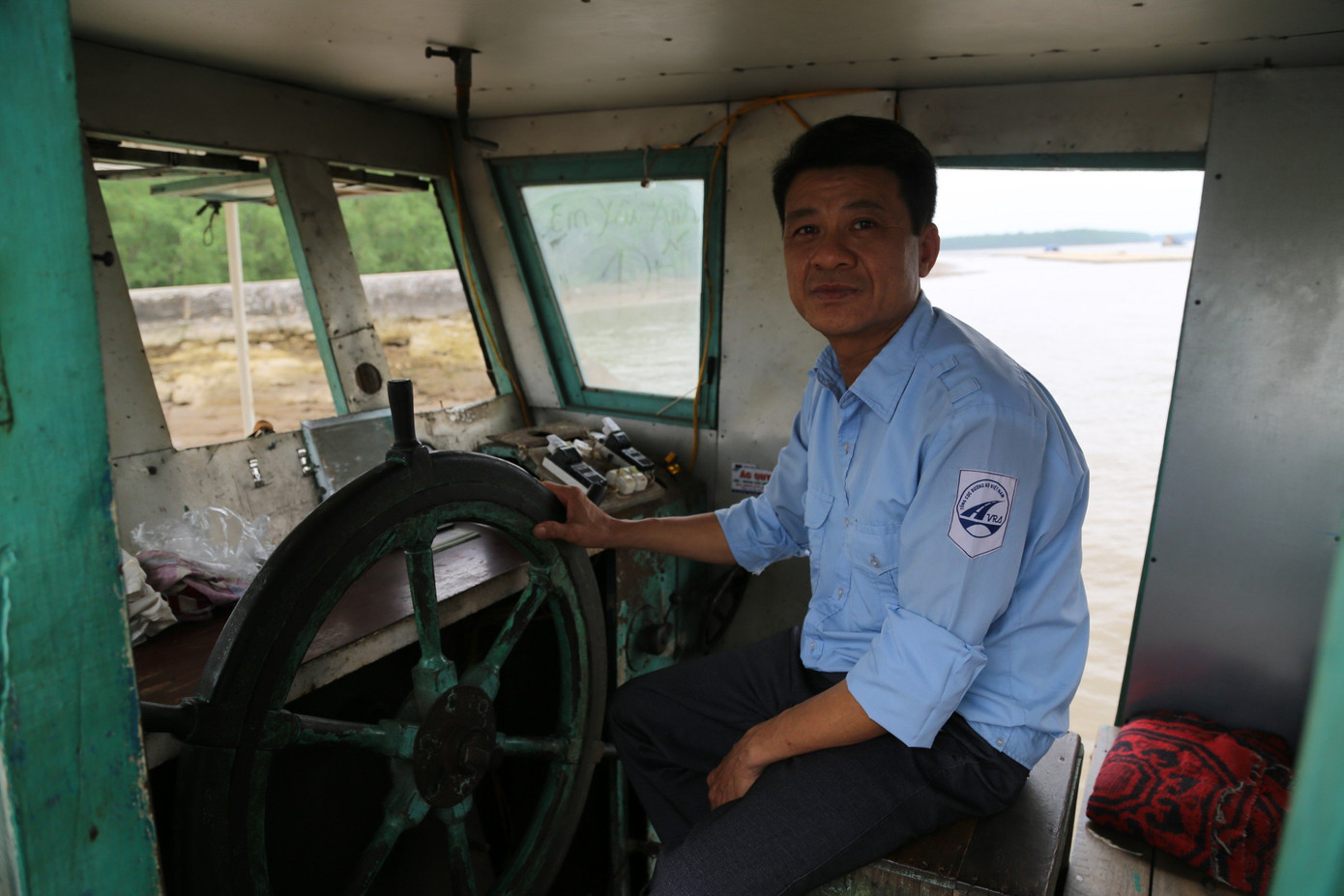 Ông Phạm Văn Chiến (52 tuổi, lái tàu lai dắt) đã có 10 năm gắn bó với tuyến phà Rừng bày tỏ sự tiếc nuối khi tuyến phà sắp hoàn thành sứ mệnh của mình. Ông Phạm Văn Chiến (52 tuổi, lái tàu lai dắt) đã có 10 năm gắn bó với tuyến phà Rừng bày tỏ sự tiếc nuối khi tuyến phà sắp hoàn thành sứ mệnh của mình.