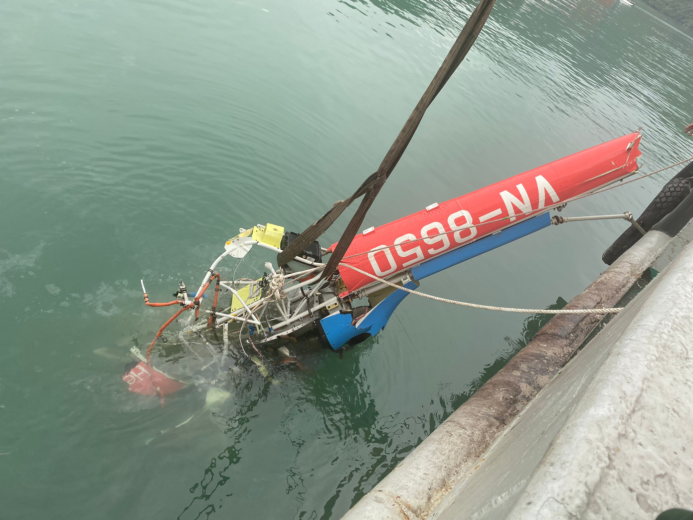 Phần đuôi trực thăng Bell 505 được trục vớt. Phần đuôi trực thăng Bell 505 được trục vớt.