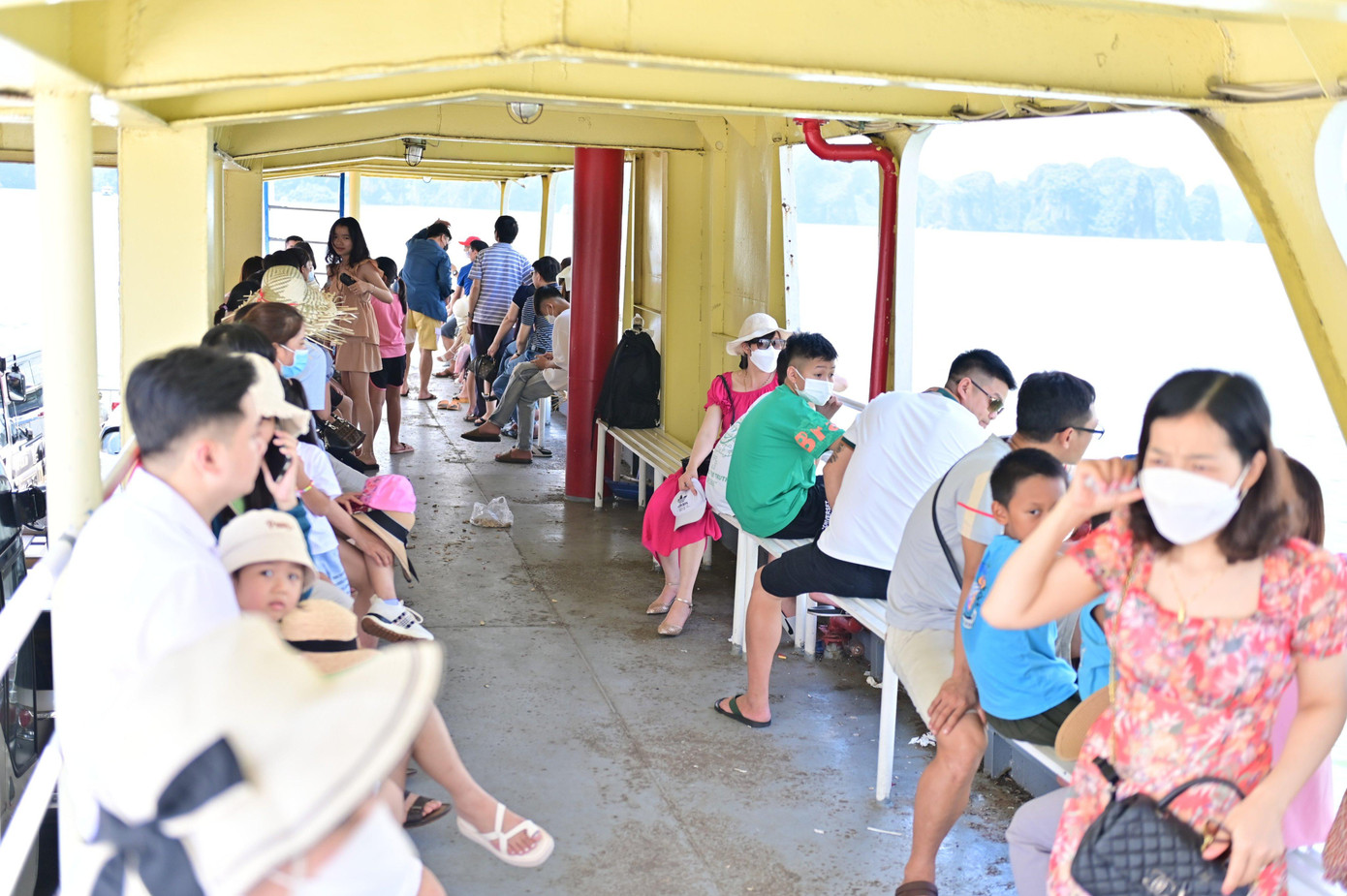 Du khách khi đi trên chuyến phà đặc biệt này sẽ được khám phá cảnh vật hùng vỹ của di sản vịnh Hạ Long và Khu dự trữ sinh quyển thế giới Quần đảo Cát Bà đều được UNESCO công nhận. Du khách khi đi trên chuyến phà đặc biệt này sẽ được khám phá cảnh vật hùng vỹ của di sản vịnh Hạ Long và Khu dự trữ sinh quyển thế giới Quần đảo Cát Bà đều được UNESCO công nhận.