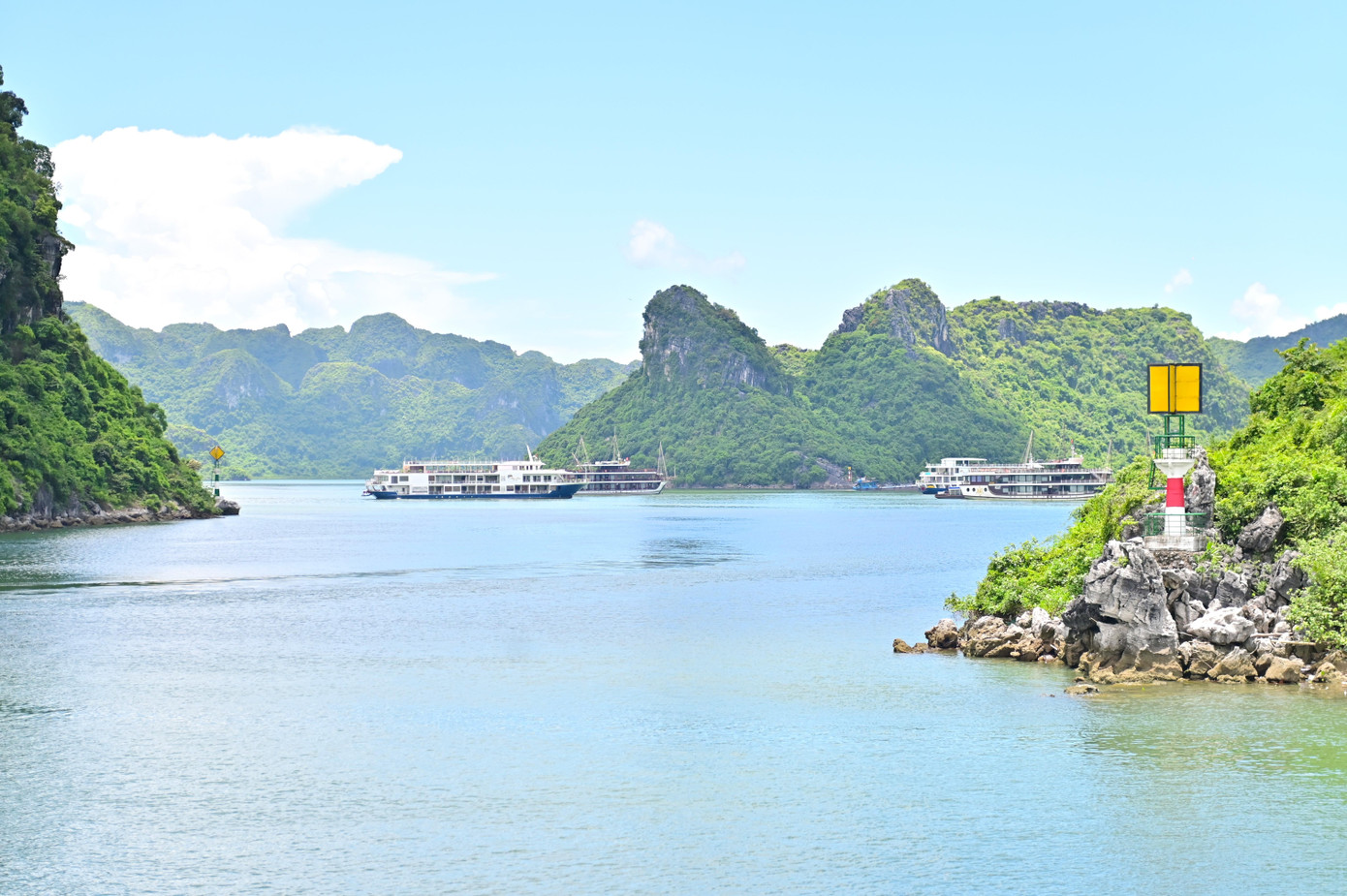 Đây là được coi là tuyến phà biển đặc biệt nhất khi nối liền hai miền di sản Hạ Long - Cát Bà. Đây là được coi là tuyến phà biển đặc biệt nhất khi nối liền hai miền di sản Hạ Long - Cát Bà.