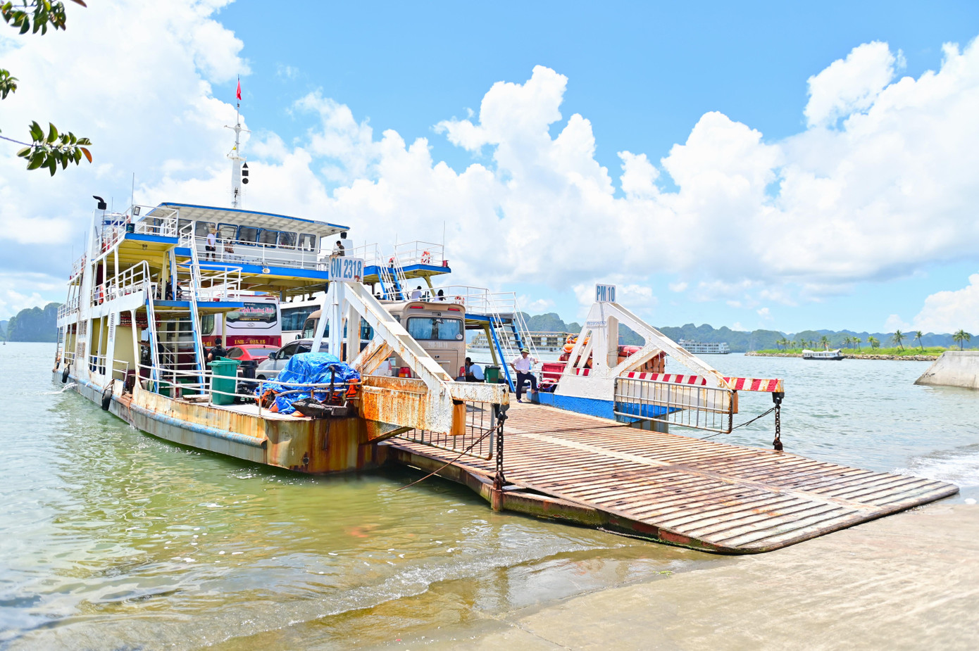 Tuyến phà có chiều dài 7,8 km gồm hành trình đi và đến hai bến Tuần Châu (TP Hạ Long, Quảng Ninh) và bến Gia Luận (huyện Cát Hải, Hải Phòng). Ngoài ra từ hai bến phà, khách du lịch có thể thuê tàu đi tham quan các đảo thuộc vịnh Hạ Long và vịnh Lan Hạ. Tuyến phà có chiều dài 7,8 km gồm hành trình đi và đến hai bến Tuần Châu (TP Hạ Long, Quảng Ninh) và bến Gia Luận (huyện Cát Hải, Hải Phòng). Ngoài ra từ hai bến phà, khách du lịch có thể thuê tàu đi tham quan các đảo thuộc vịnh Hạ Long và vịnh Lan Hạ.