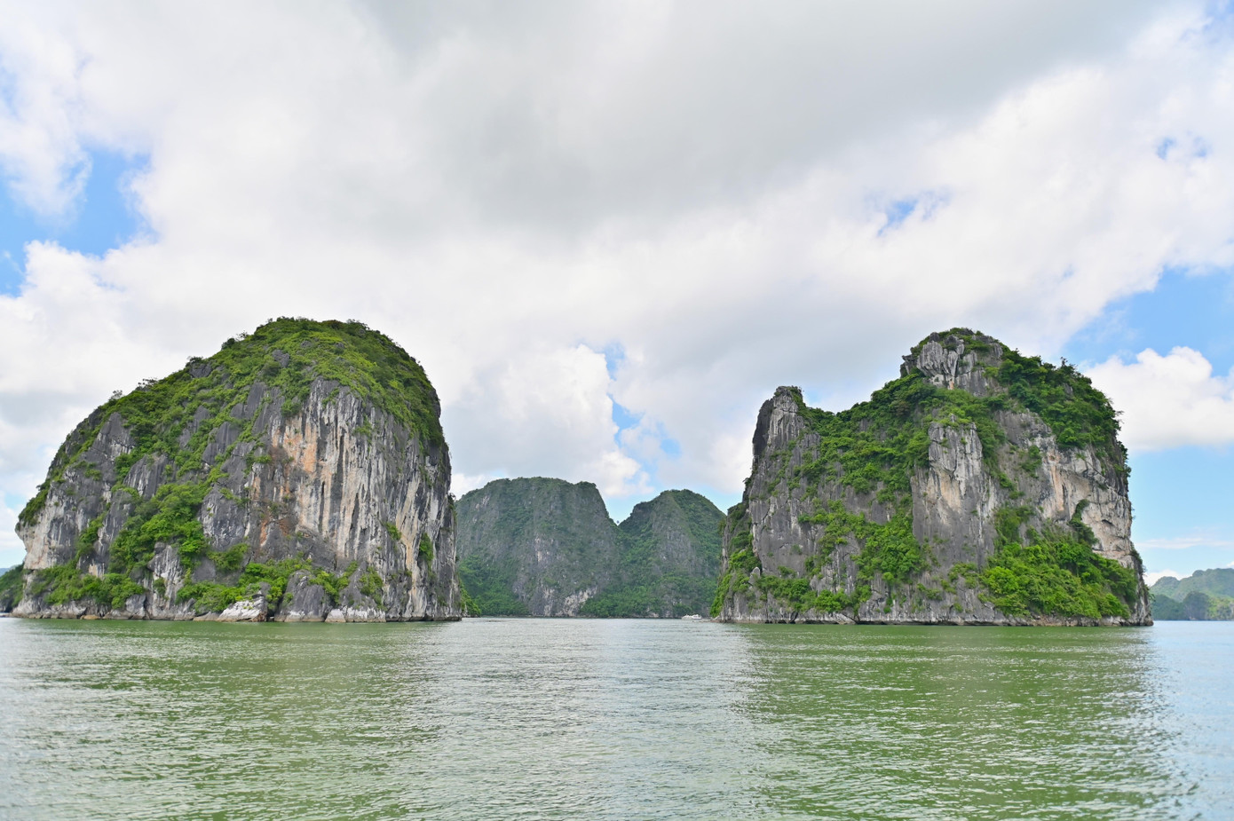 Giữa mặt nước bình yên màu xanh ngọc, những đảo đá nhô lên tạo nên những cảnh sắc hùng vỹ đẹp như tranh vẽ. Giữa mặt nước bình yên màu xanh ngọc, những đảo đá nhô lên tạo nên những cảnh sắc hùng vỹ đẹp như tranh vẽ.