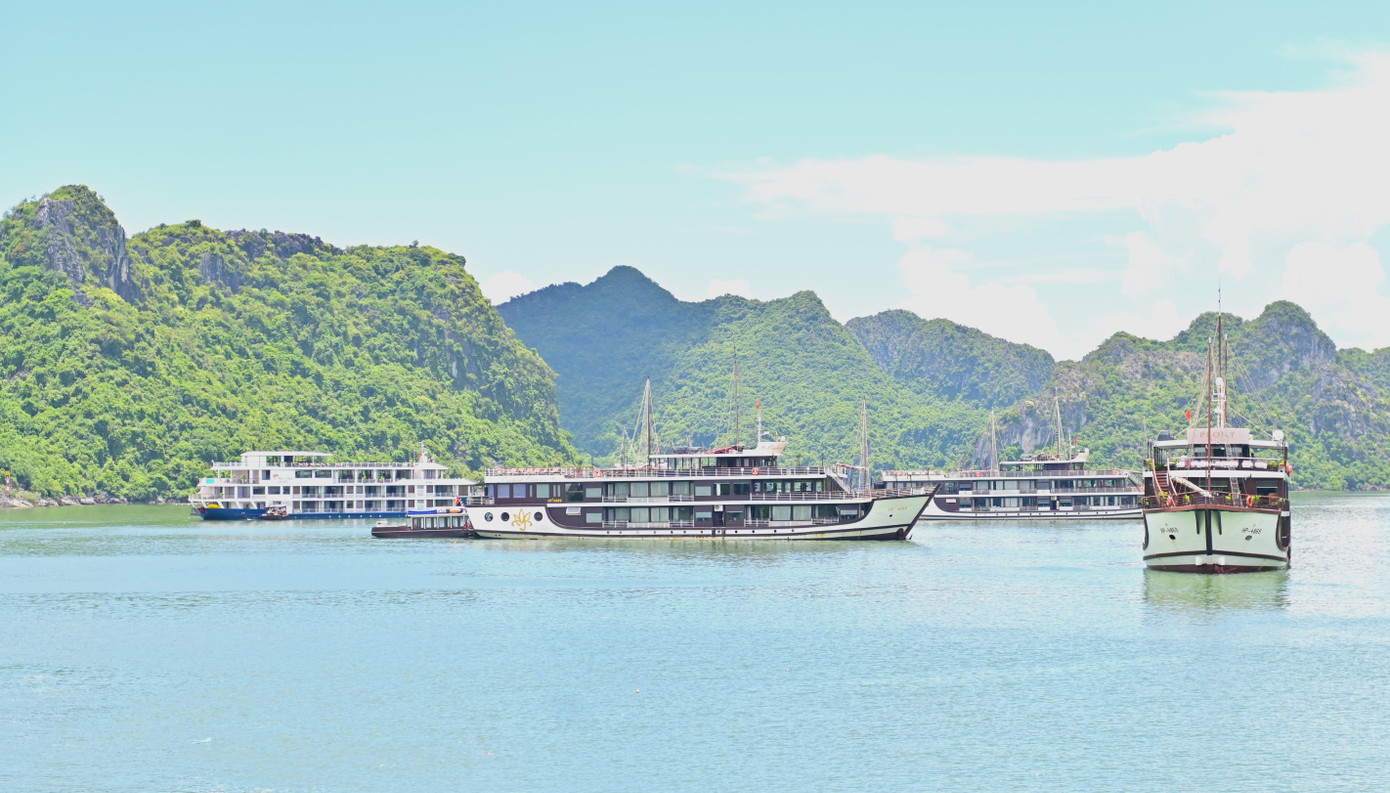 Ngồi cạnh mạn phà, du khách thỏa thích ngắm nhìn cảnh đẹp thơ mộng của hàng nghìn núi đá tạo thành. Ngồi cạnh mạn phà, du khách thỏa thích ngắm nhìn cảnh đẹp thơ mộng của hàng nghìn núi đá tạo thành.